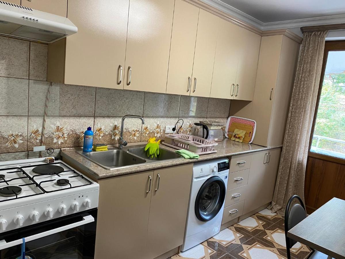 Lovely 2-Bedroom Apartment Near Ayb School Dilidzjan Buitenkant foto